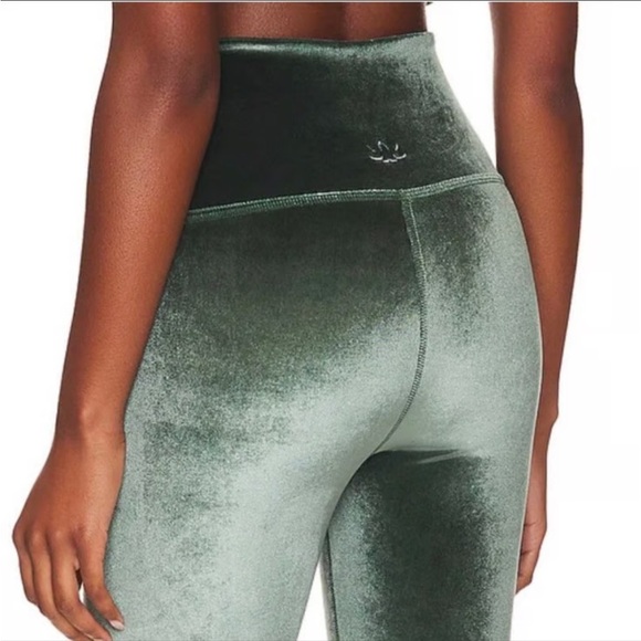 Beyond Yoga Velvet Motion High Waisted Midi Leggings - Picture 3 of 12